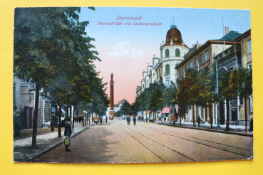 AK Darmstadt / Rheinstraße mit Ludwigssule - Straßenbahn - Geschäfte - Architektur / 1910-1920