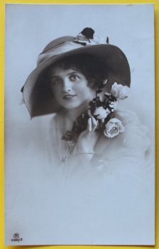 AK Frau mit Hut / um 1910-1930 / Hutmode, Kleid