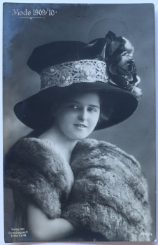 AK Frau mit Hut – Mode / 1909-1910 / Hutmode, Kleid, Pelz