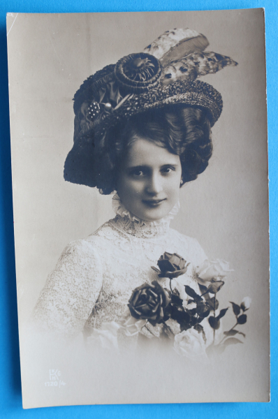 AK Frau mit Hut / 1910-1930 / Hutmode, Kleid