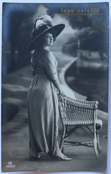 AK Frau mit Hut – Jupe Culotte / 1910-1930 / Hutmode, Kleid